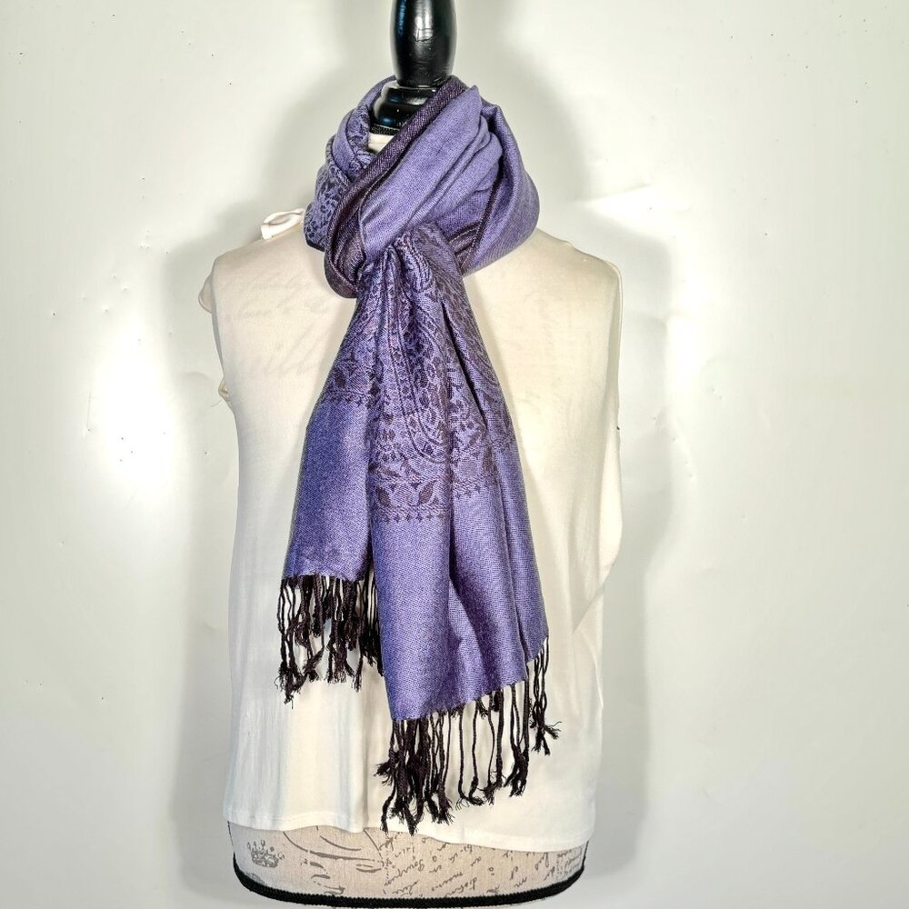 NWOT Long viscose-acrylic scarf in purple and black paisley pattern with tassels